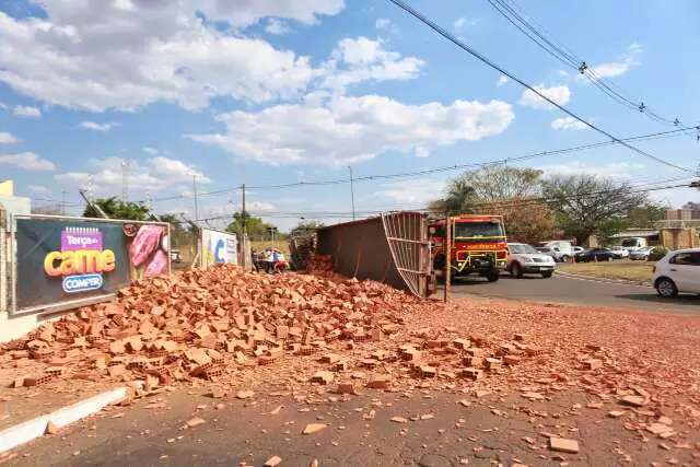Caminhão Desgovernado Tomba em Rotatória de Campo Grande e Deixa Motorista Preso