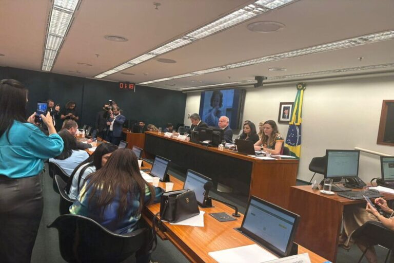 Carla Zambelli chora durante depoimento de hacker