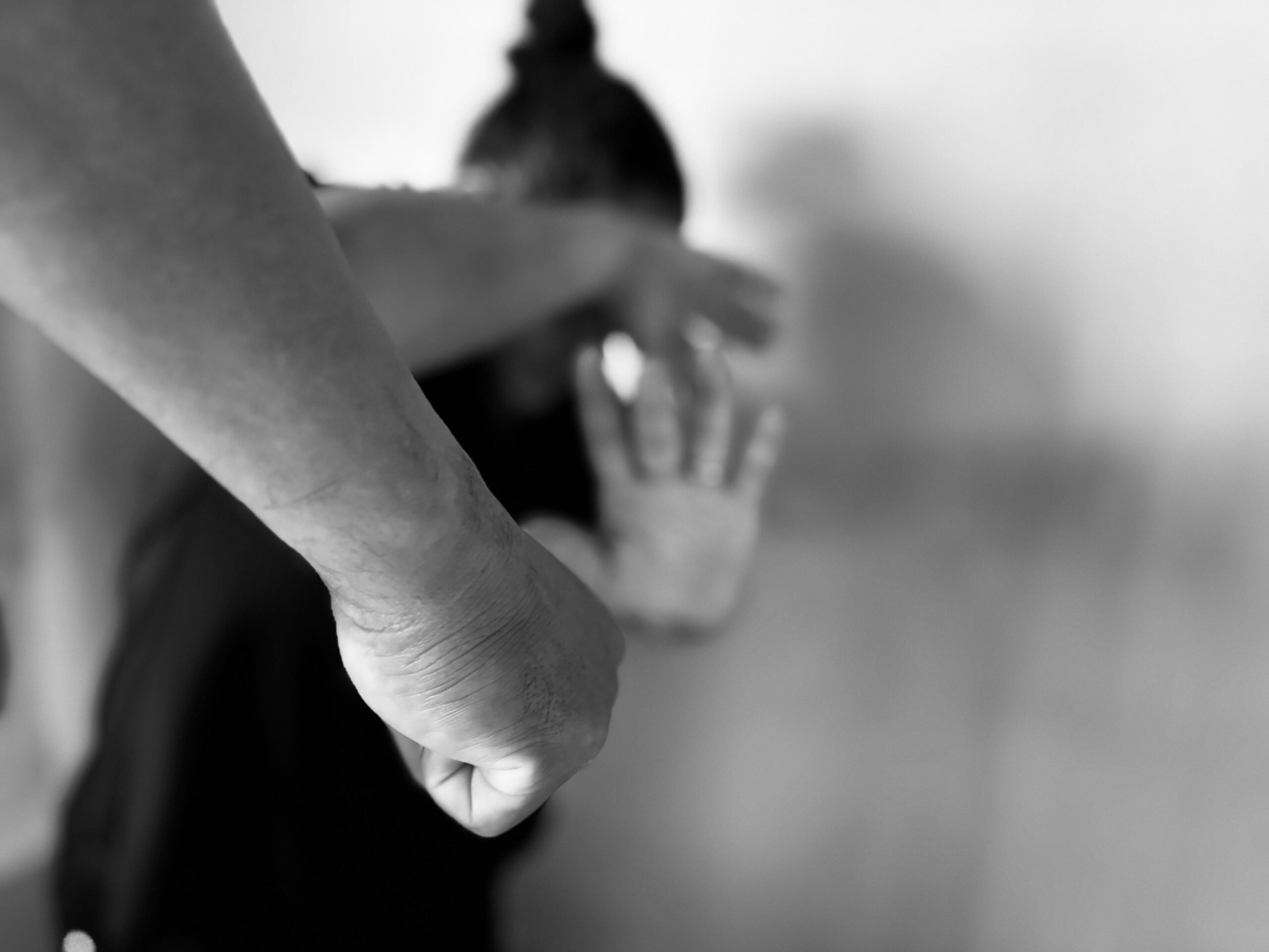 Feminicídio no DF: Homem tenta matar esposa com picareta