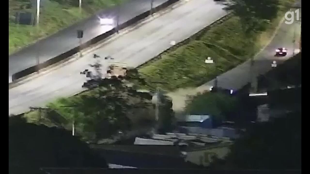 Motorista capota carro no Anel Rodoviário em BH