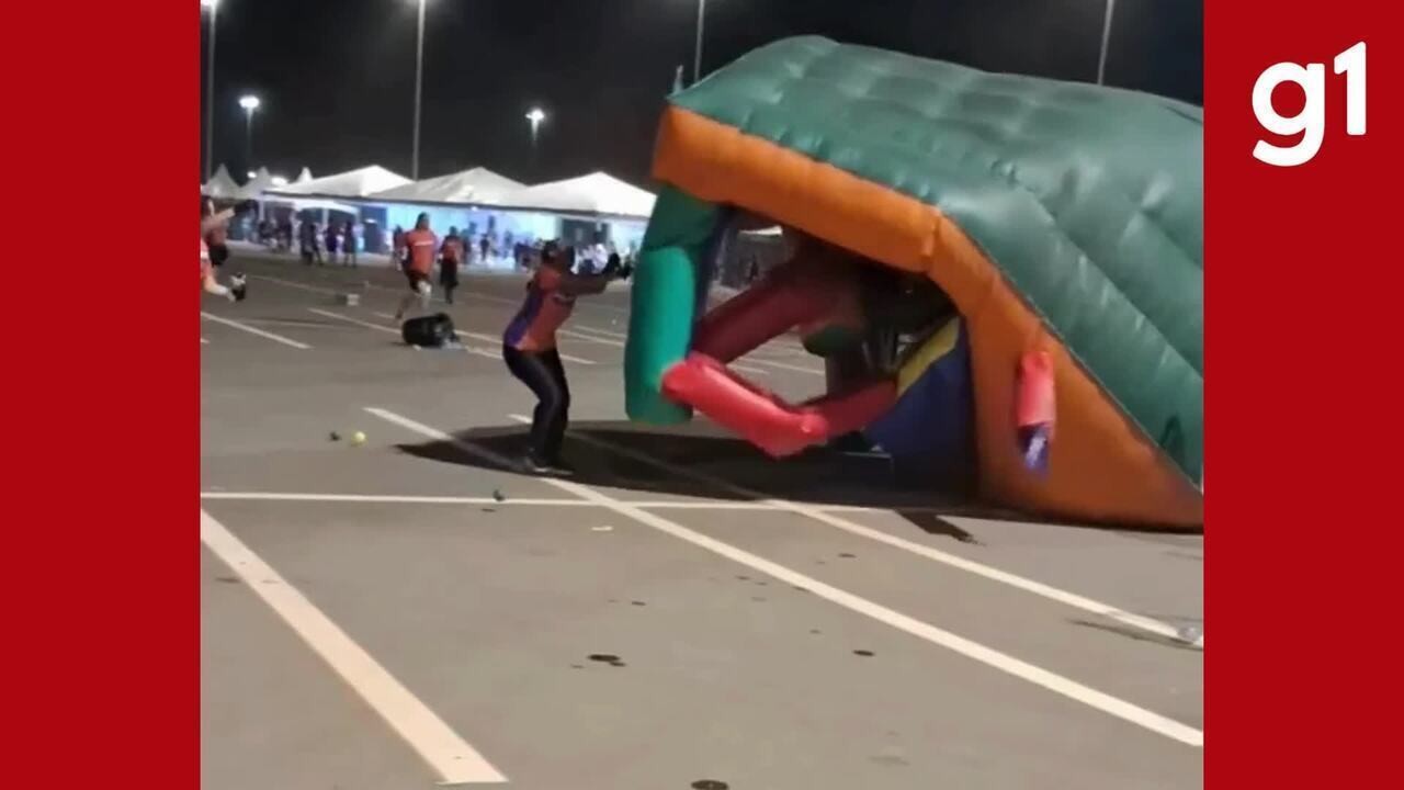 Ventania arrasta brinquedo inflável e assusta moradores em parque de Cuiabá
