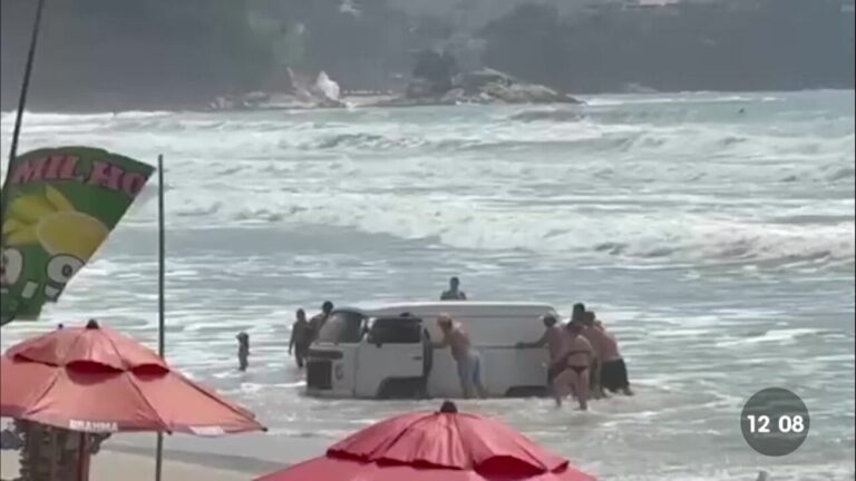 Kombi atola em praia de Ubatuba e é retirada do mar por banhistas