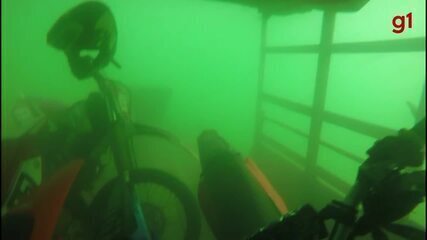 Balsa naufraga no Rio Tocantins com motocicletas e trilheiros a bordo