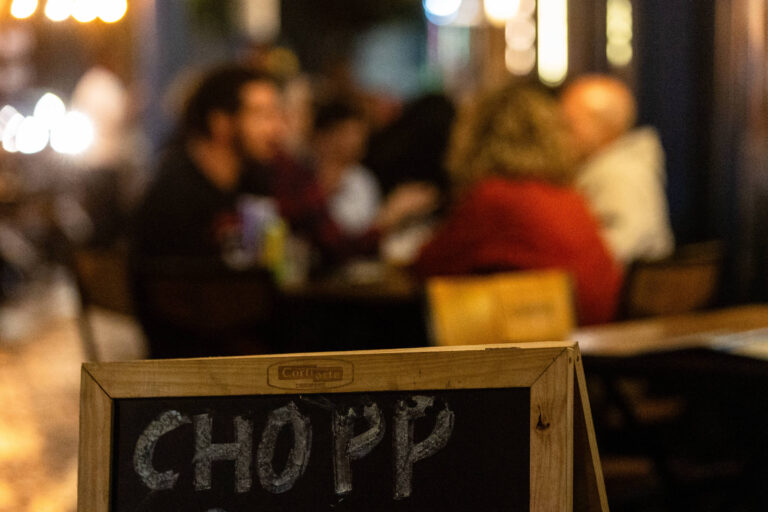 Intoxicação por metanol leva clientes a optarem por cerveja e vinho