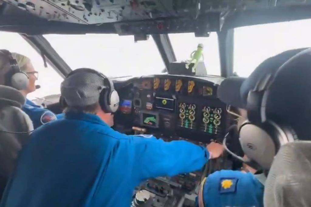 Furacão Melissa: avião meteorológico enfrenta turbulência extrema