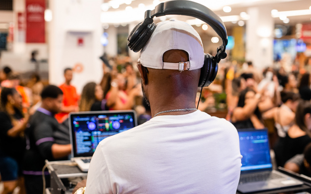 São Gonçalo Shopping encerra ano com edição solidária do Baile Charme