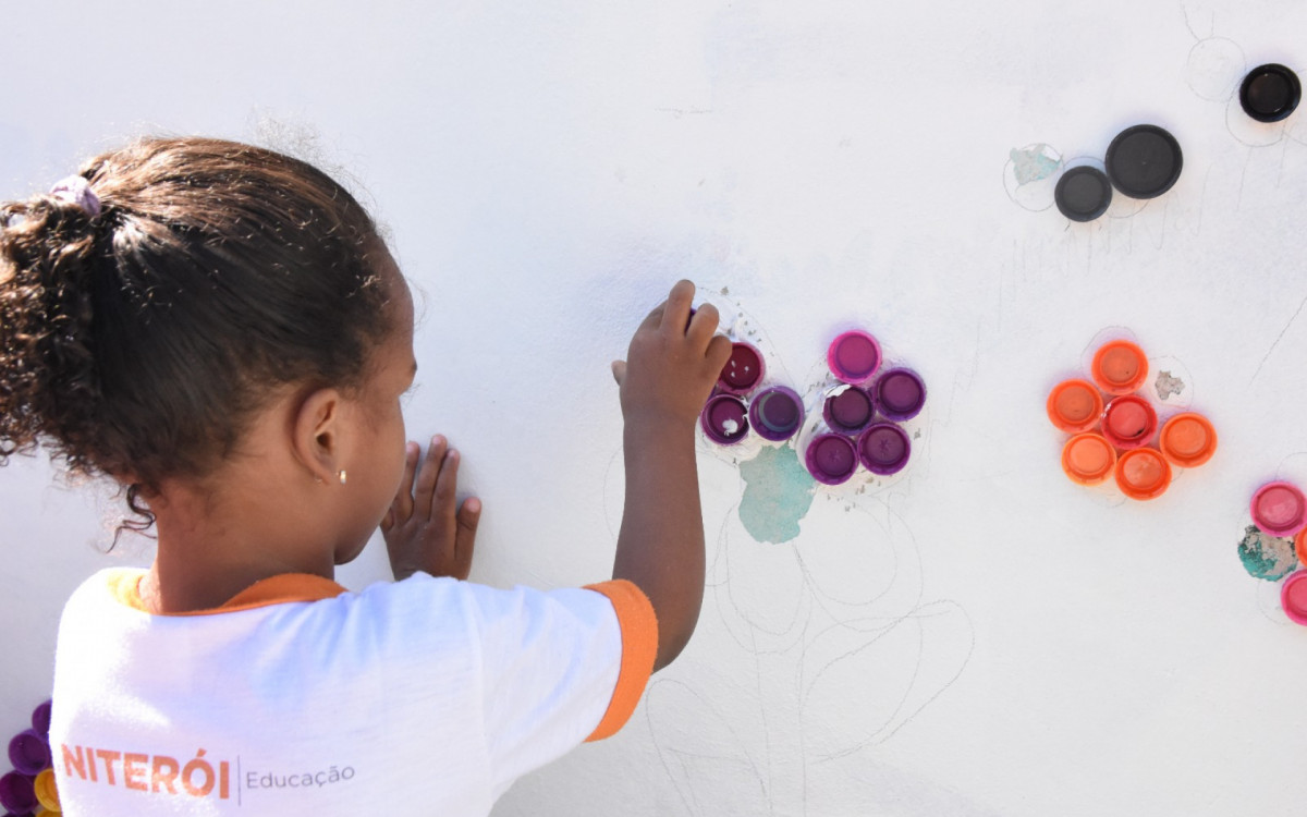 Em Niterói, creche transforma reciclagem em arte e lição de sustentabilidade