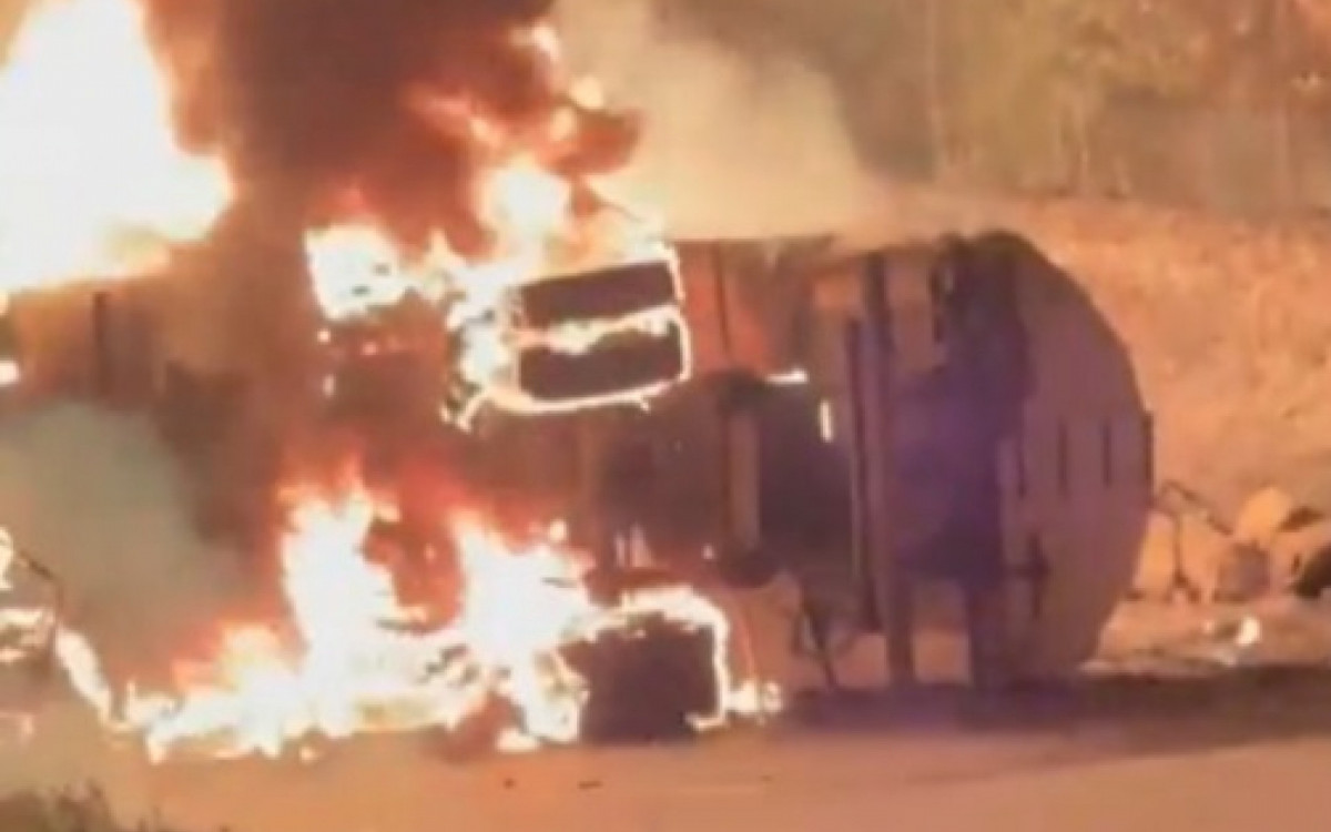 Caminhão Carregado com Etanol Tomba e Pega Fogo na Serra das Araras, Deixando Motorista em Estado Grave