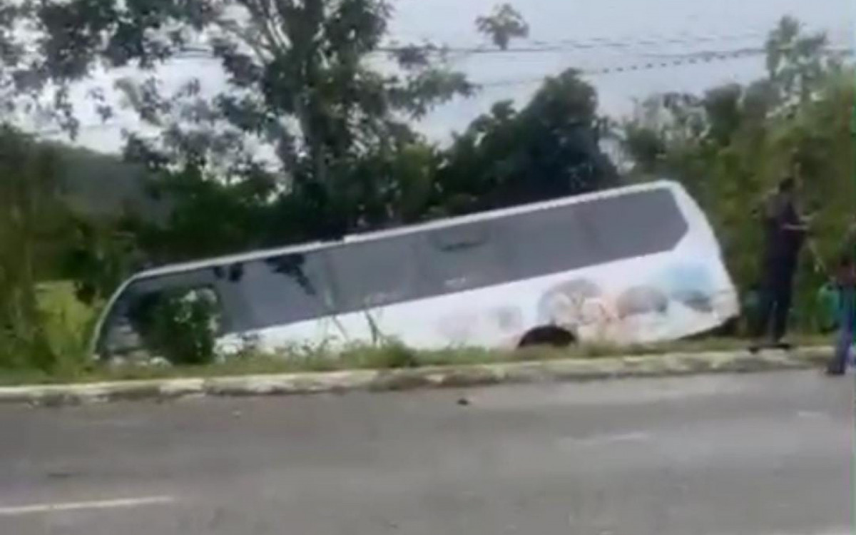 Micro-ônibus da Tarifa Gratuita Despenca em Ribanceira e Interdita RJ-140 em Silva Jardim