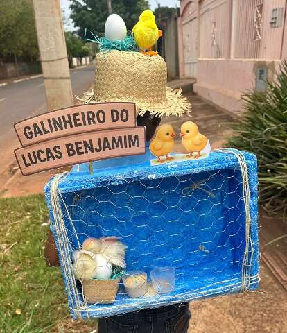 Criatividade à Solta: Alunos Surpreendem em Dia da Mochila Maluca com Pintinhos Vivos e Temas Inusitados