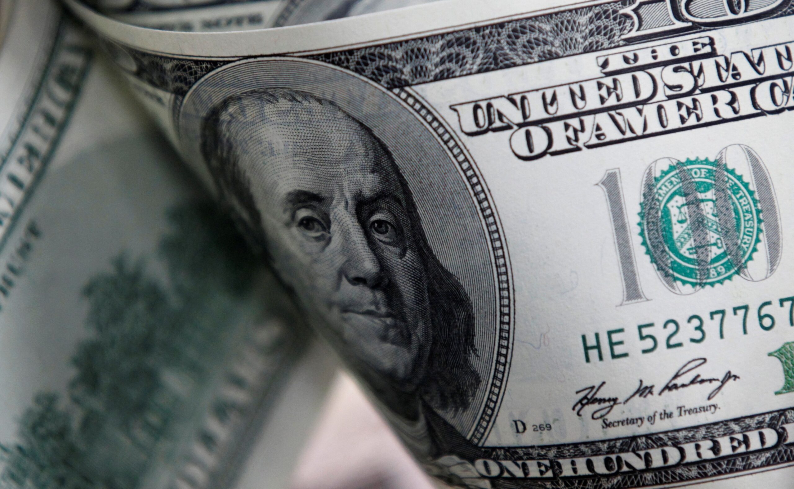 Dólar inicia a semana de olho nas projeções do Boletim Focus