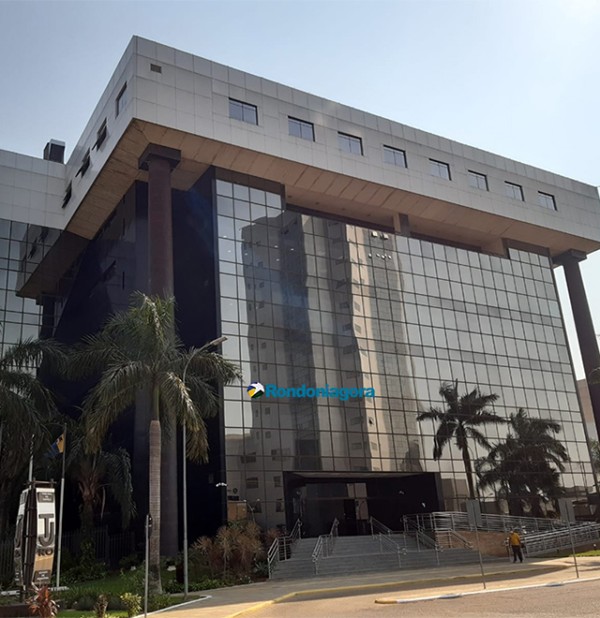 Justiça de Rondônia Condena Banco e Consultoria por Cancelamento Abusivo de Cartão de Crédito