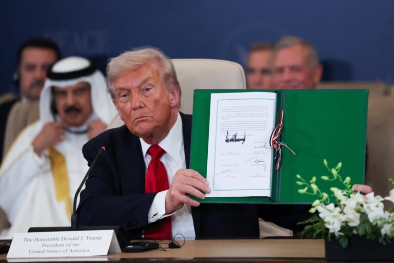 Trump reafirma cessar-fogo em Gaza apesar de bombardeios de Israel