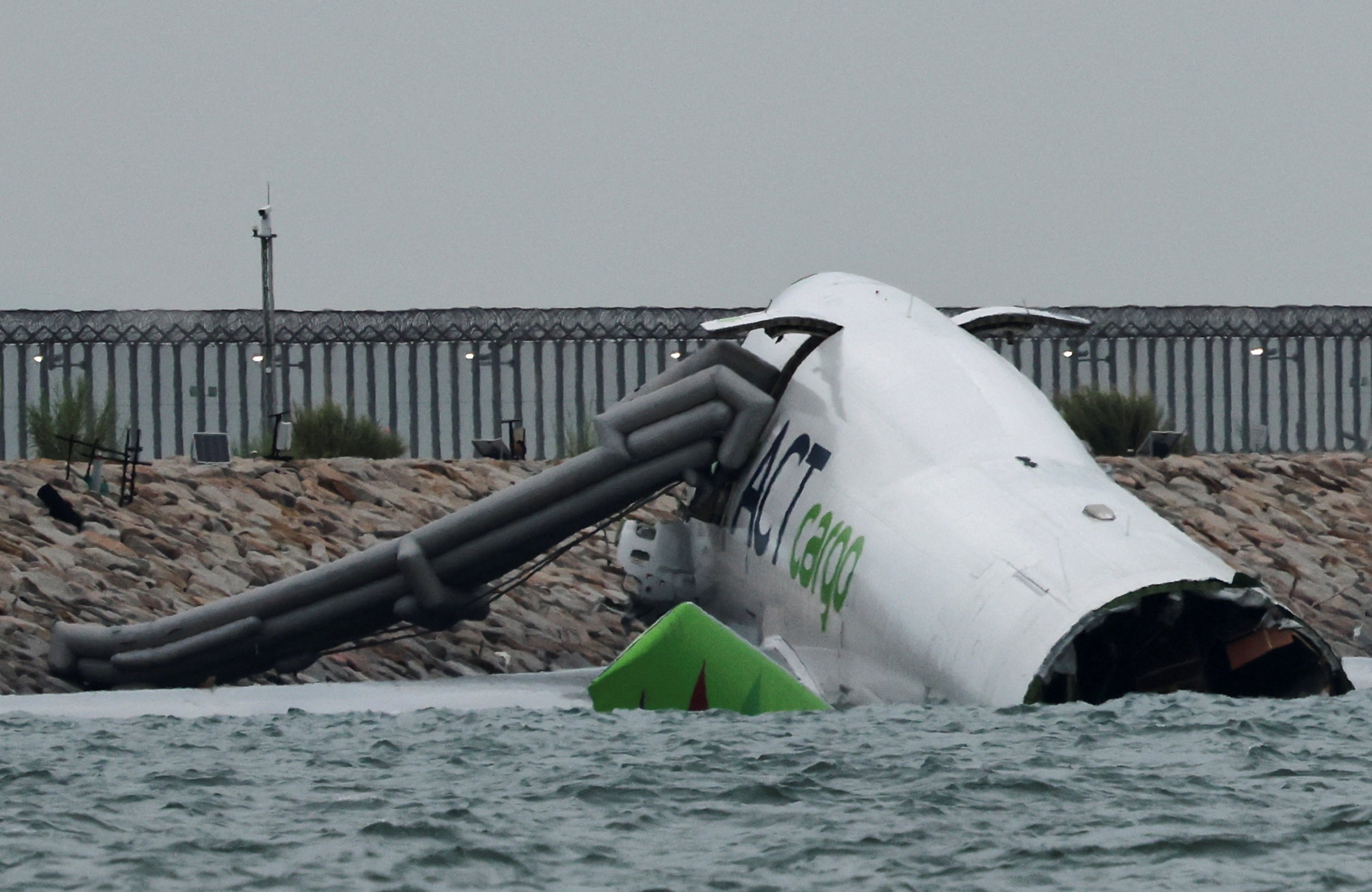 Avião de carga derrapa na pista e cai no mar ao pousar em Hong Kong