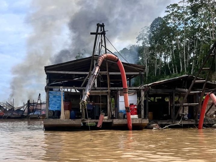 PF e Ibama desmantelam garimpo ilegal no Rio Madeira: 49 embarcações destruídas em operação