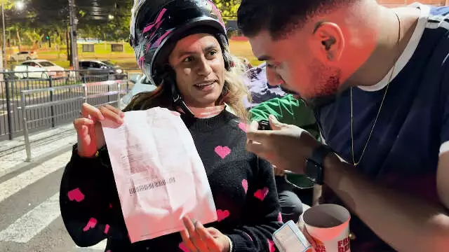 Boleto Premiado: Burger King Atrai Multidão com Lanche Grátis em Ação Inusitada