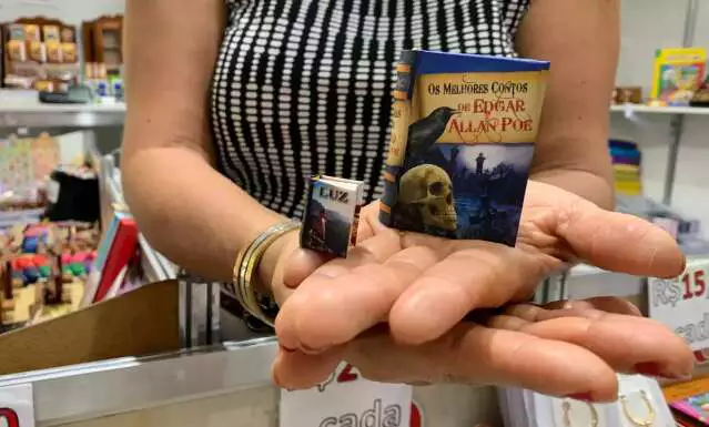 Miniaturas Literárias Fascinam na Bienal do Pantanal: Editora Peruana Apresenta Livros Menores que o Polegar