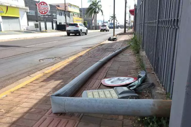 Motorista Embriagado Causa Acidente Grave, Derruba Poste e Agrede Condutor em Campo Grande
