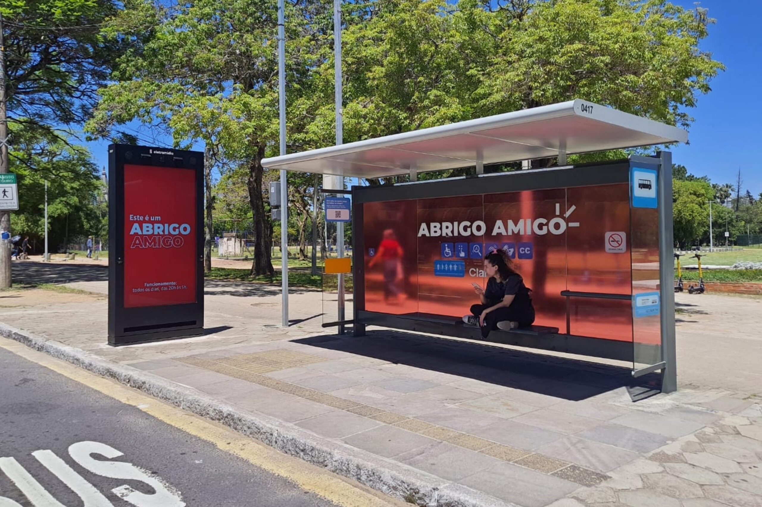Ponto de ônibus interativo é inaugurado em Porto Alegre
