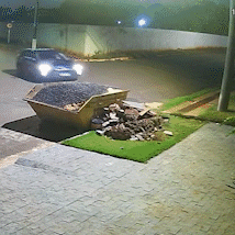 Madrugada de Pânico: Carro Desgovernado Atropela Calçada e Abala Muro em Vilas Boas, Campo Grande