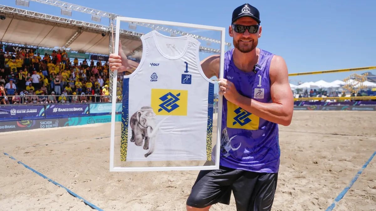 Lenda do Vôlei de Praia, Alison ‘Mamute’ Cerutti se Despede das Quadras em Copacabana com Homenagens e Emoção