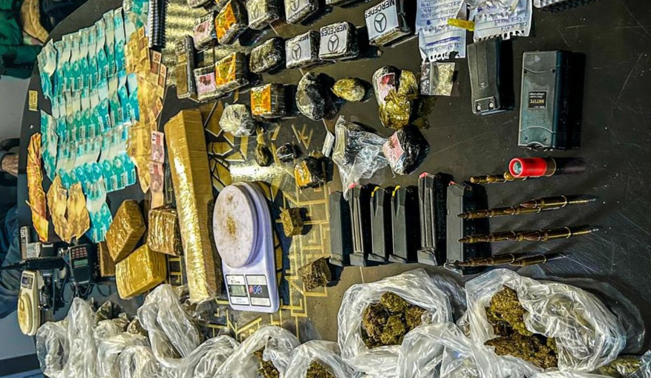 Ação Policial em Vitória Apreende Arsenal de Drogas e Armas em Casas Abandonadas