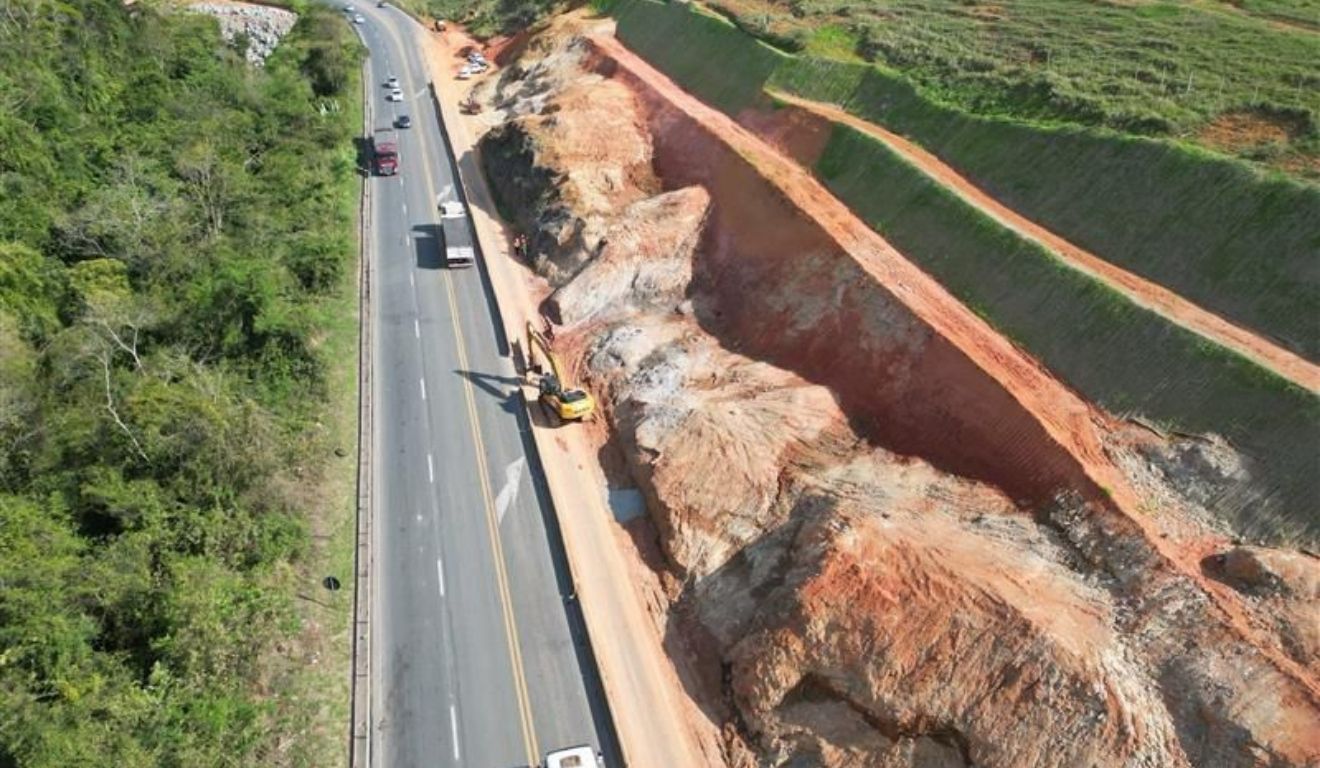 Interdição na BR-101, Serra, para desmonte de rochas é temporariamente suspensa