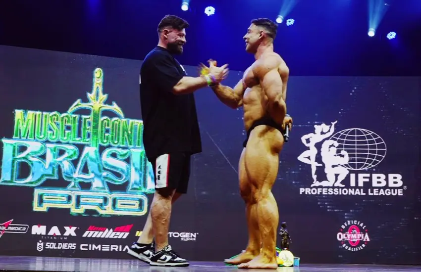 Herói Nacional: Ramon Dino Celebra Título Mundial em Palco que Lançou sua Carreira