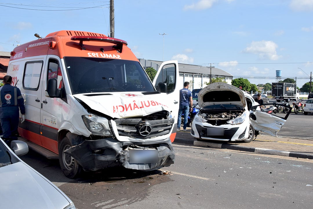 Urgente: Motorista Presa às Ferragens Após Grave Colisão com Ambulância em Boa Vista