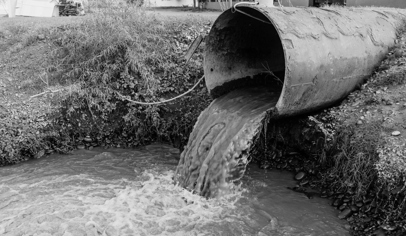 Esgoto a Céu Aberto: Falta de Conexão à Rede Compromete Saúde e Meio Ambiente no Espírito Santo