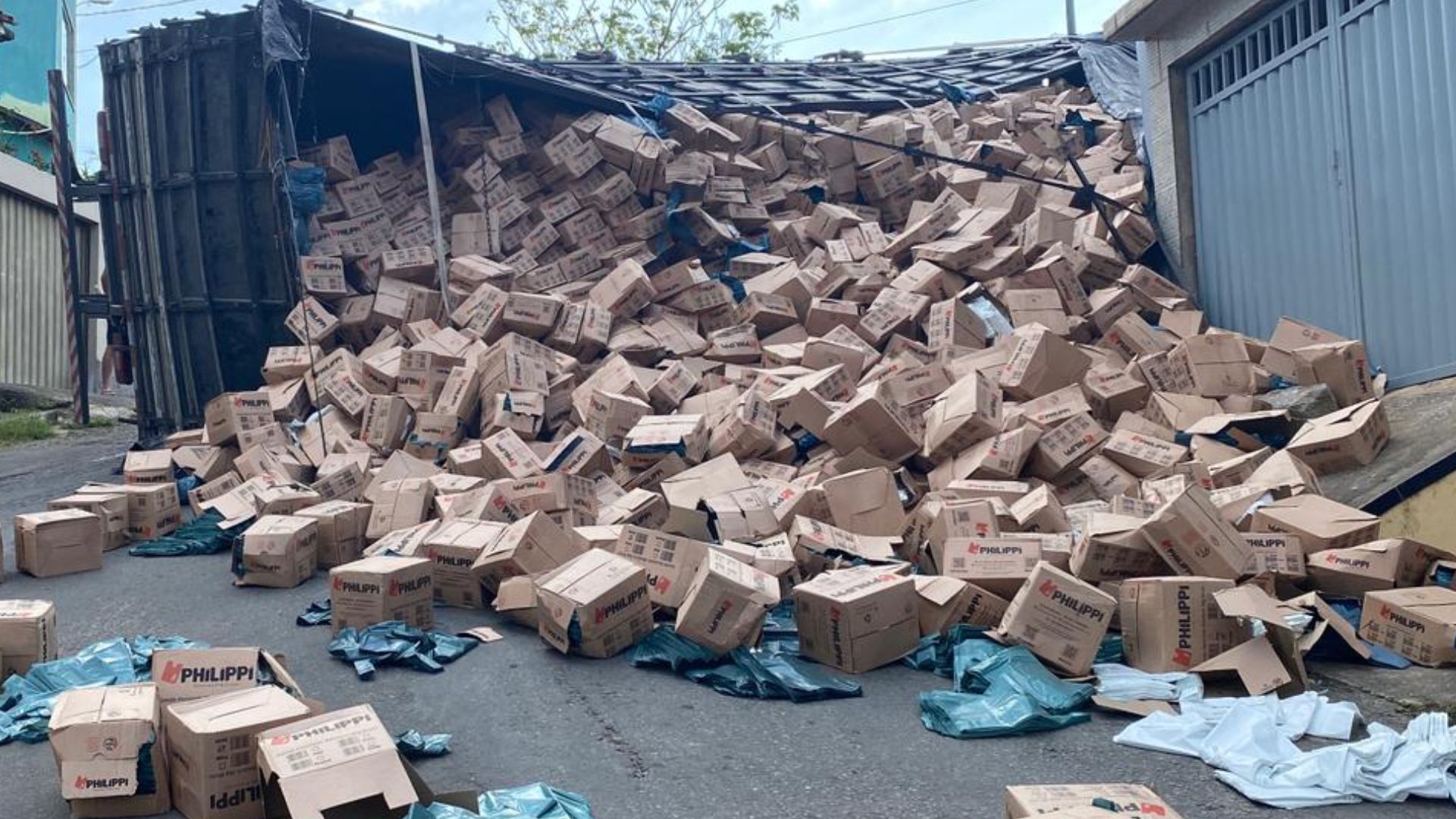 Caminhão carregado com sacolas tomba e bloqueia rua em Cariacica; moradores relatam histórico de acidentes