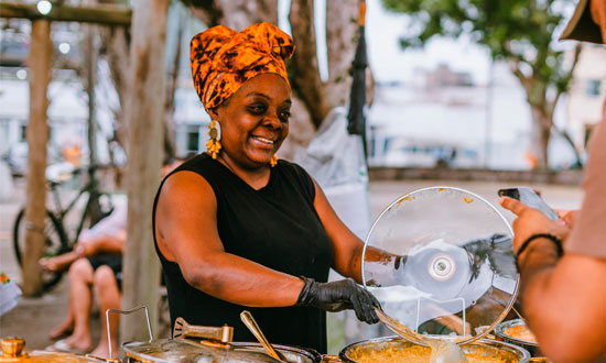 Iyá Sônia Oliveira: Fé, Sabor e Resistência Negra Celebrados no PowerList Mundo Negro