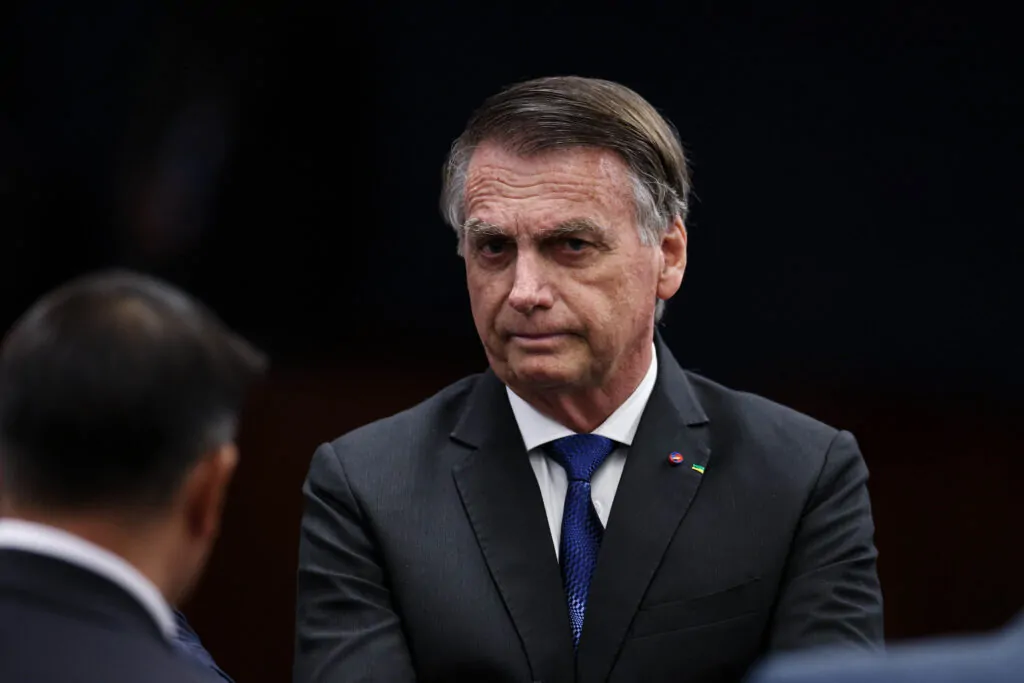 Bolsonaro Contesta Condenação por Trama Golpista no STF e Pede Revisão da Pena