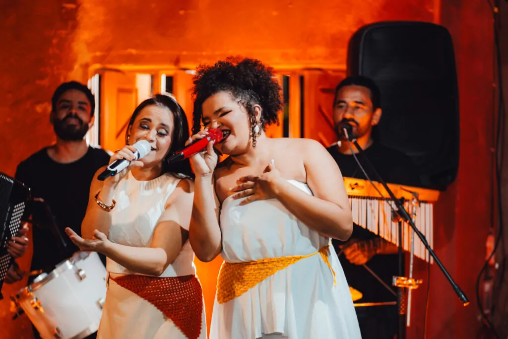 Íris Lima e Nara Costa Celebram a Felicidade em Novo Clipe Rodado em Natal