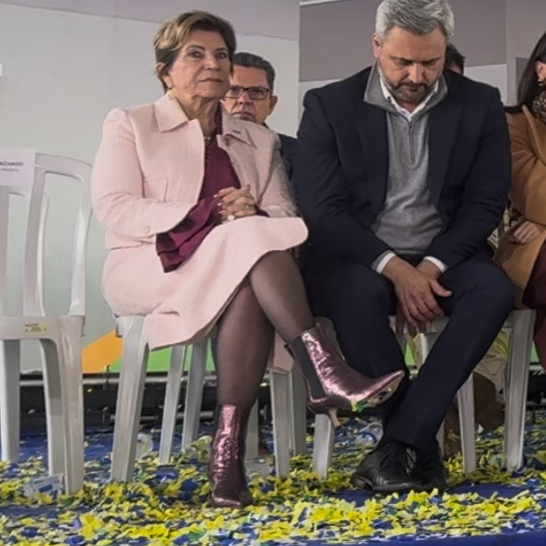 Elizabeth sobe no salto, mas cai do cavalo ao criticar Ratinho Jr.