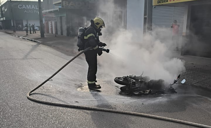 Moto Incêndia-se Após Colisão com Cão na Avenida Ataíde Teive; Condutora é Socorrida