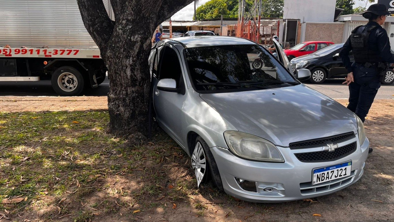 Distração e Desvio: Motorista sem CNH Colide Celta em Árvore na Brigadeiro Eduardo Gomes