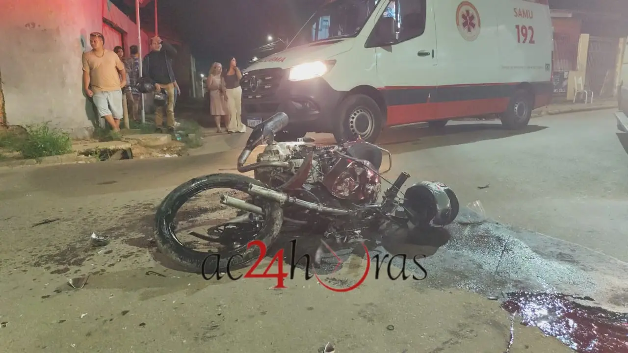 Jovem de 20 anos em estado grave após colisão entre moto e ônibus em Rio Branco