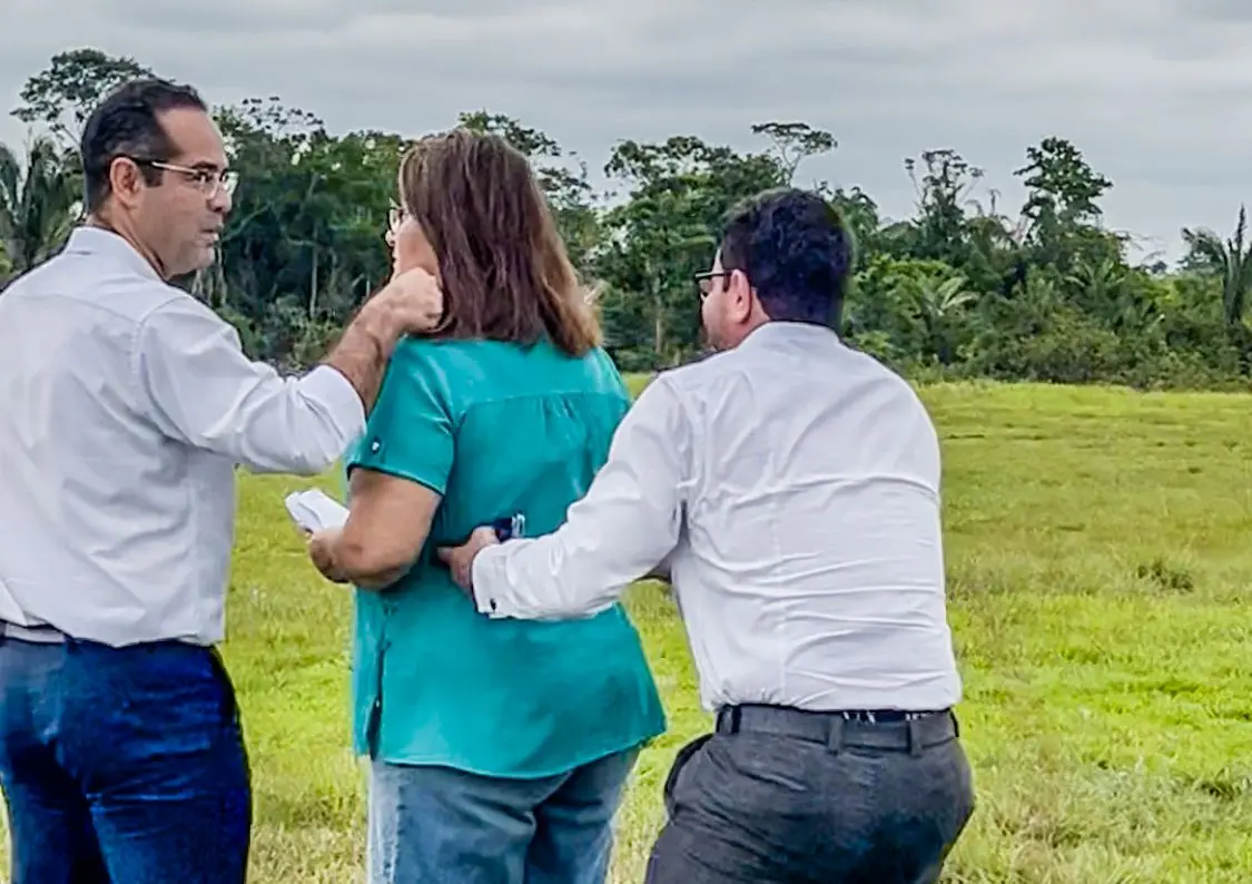 Governador do Acre Surpreende Jornalista com Brincadeira Inusitada em Evento Oficial