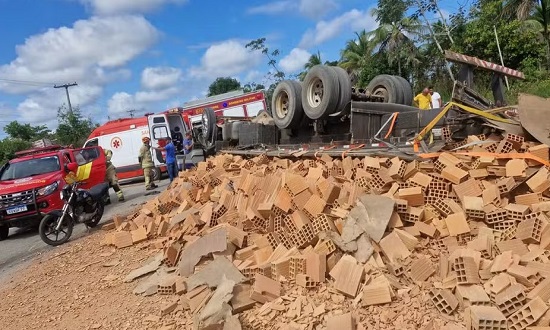 Caminhão carregado de tijolos capota em Indiaroba e deixa motorista preso às ferragens