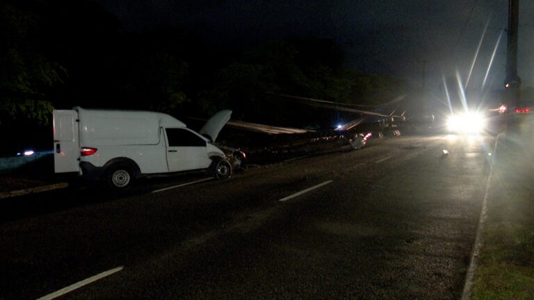 Motorista derruba poste após perder controle de carro em João Pessoa