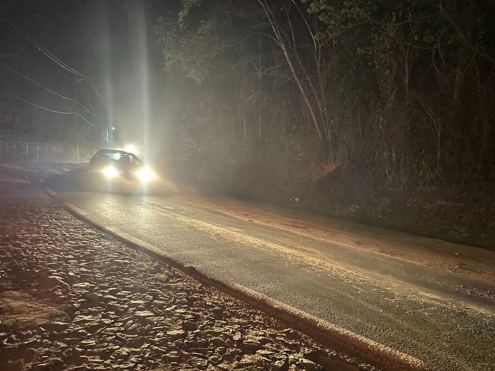 Estrada União Indústria é liberada após acidente e mais de 10 horas de interdição