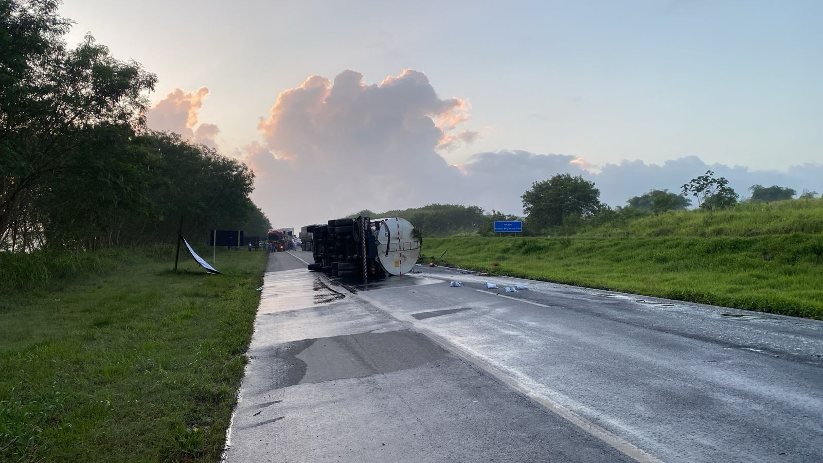 Trecho da BR-324 é interditado após caminhão-tanque derramar combustível