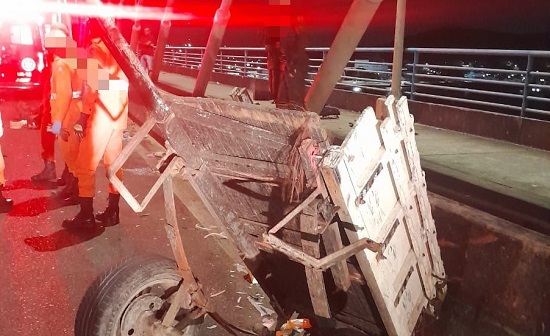 Acidente Inusitado na Ponte AJU-Barra: Carro Colide com Carroça e Deixa Feridos
