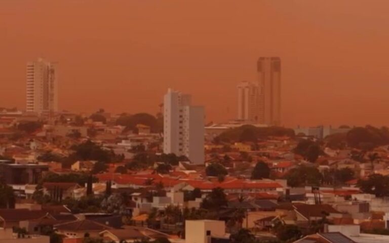 Nuvem de poeira deixa Jataí alaranjada