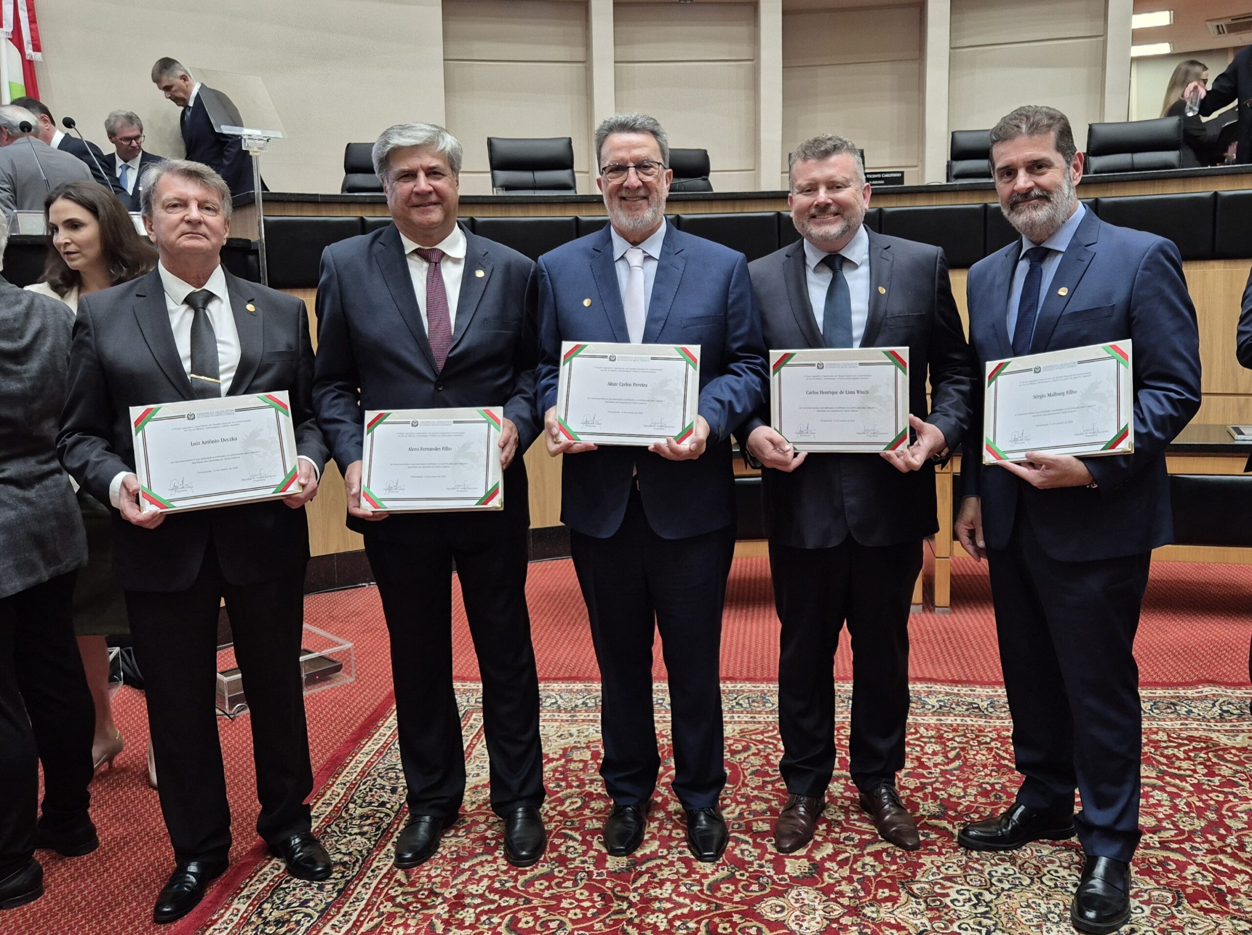 Dirigentes das cooperativas médicas são homenageados pela Alesc