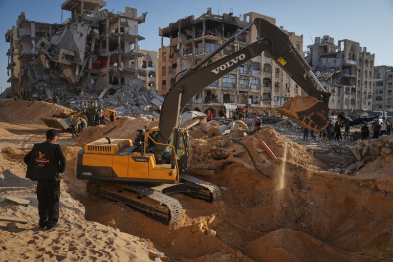 Busca por corpos de reféns israelenses é feita com retroescavadeiras