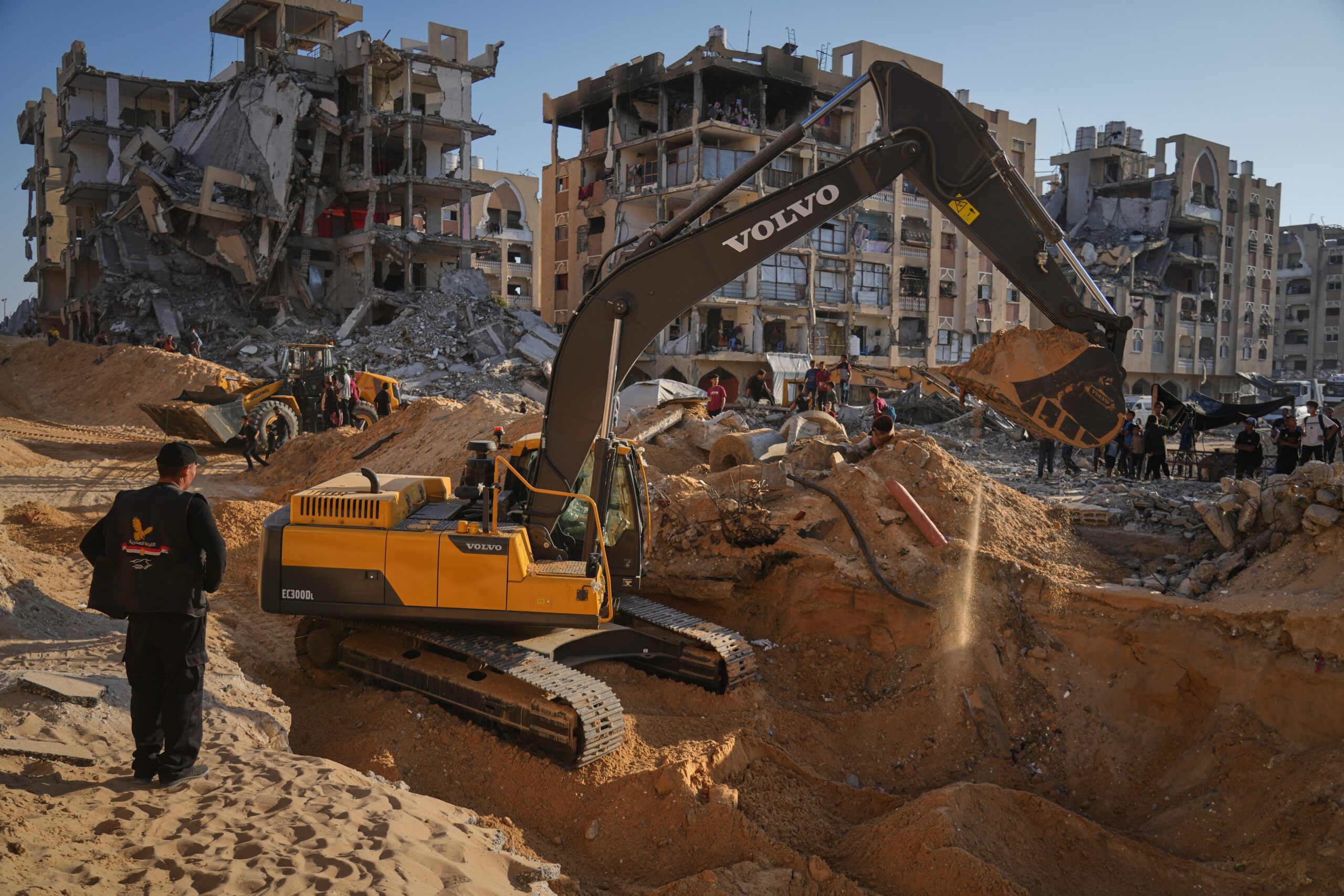 Busca por corpos de reféns israelenses é feita com retroescavadeiras