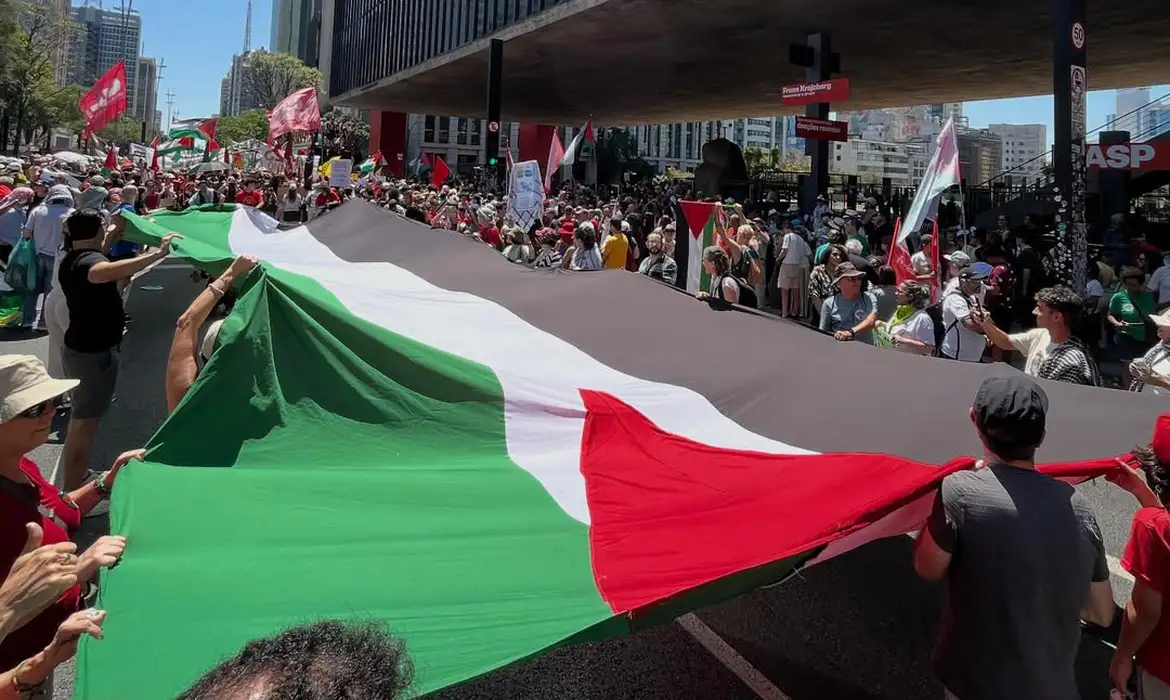 Ato em São Paulo Cobra Libertação de Ativistas da Flotilha e Ações do Brasil Contra Israel
