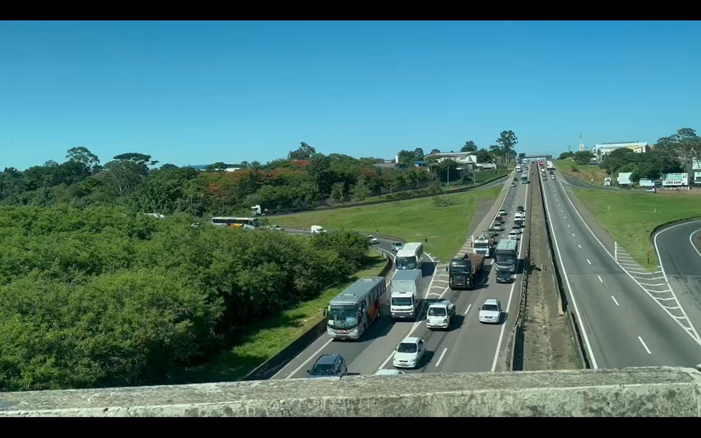 Caminhão com gás tomba e interdita rodovia em Campinas